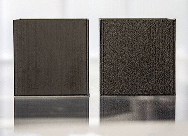 Pièce imprimée avec un filament sans humidité (à gauche) et avec humidité (à droite)