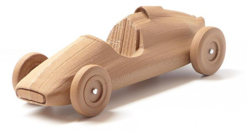 Voiture-jouet imprimée en 3D avec du PLA chargé de fibres de bois