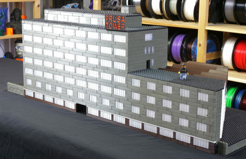 Ein Modell der Prusa-Hauptquartiere, gebaut mit 3D-gedruckten LEGO-Steinen