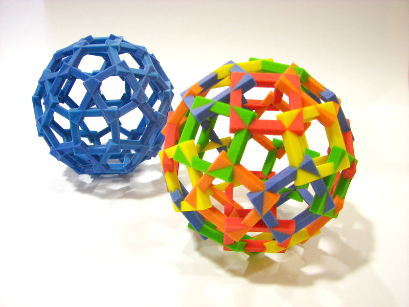 Contrast between the same object in monochrome and multicolor