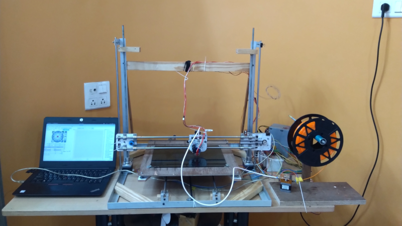 Impresora RepRap conectada a un portátil para la gestión de la impresión