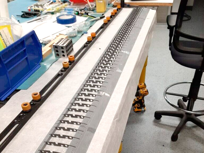 Batería de piezas producidas mediante waterjet con equipos de Wazer