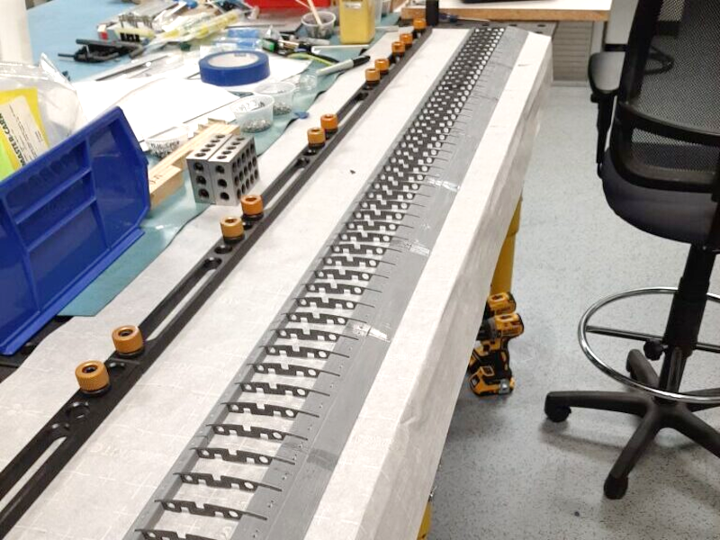 Batterie von mit Wazer hergestellten Teilen