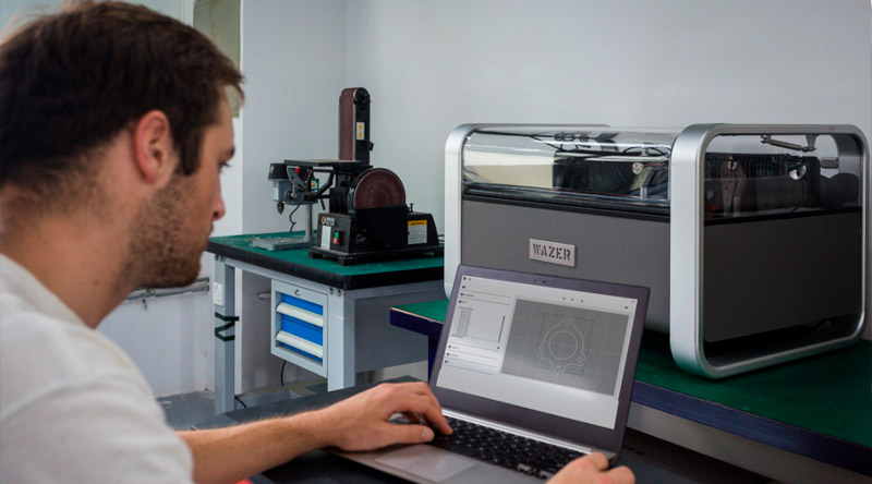 Wazer Desktop sobre un escritorio