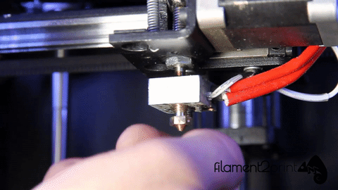 Screwing the 3D printer nozzle