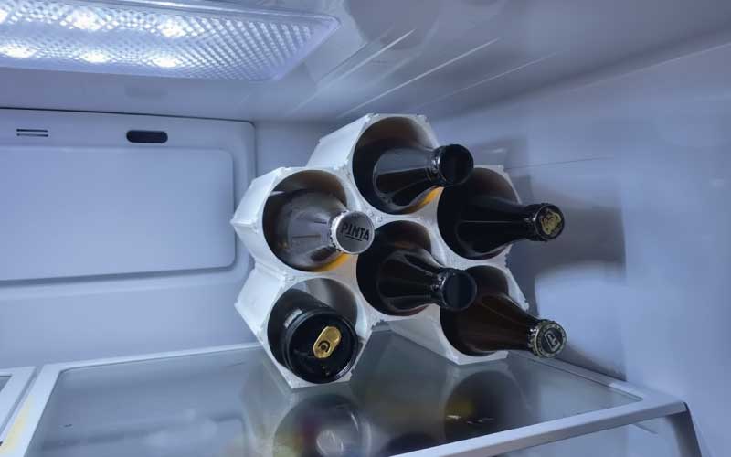 Rack modular para organizar botellas y latas en la nevera