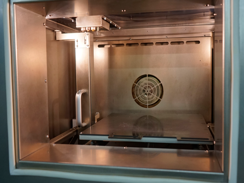 The Spectral 30 3D printer is equipped with 4 nozzles and an active heated chamber.