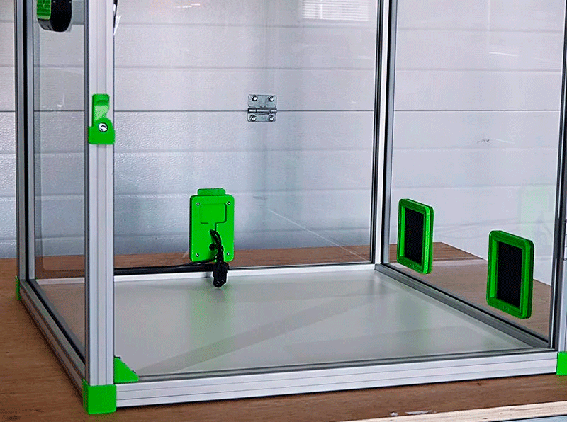 Am 3D-Drucker-Gehäuse installierte Lüftungsgitter