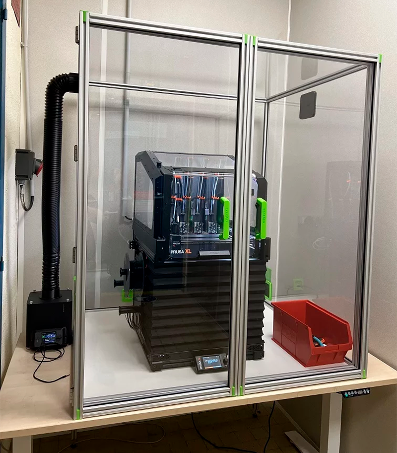 Professionelles Rauchabsaugsystem AlveoPRO-M100 mit HEPA-14- und Aktivkohlefilterung, einstellbarem Luftdurchsatz und elektronischer Steuerung, entwickelt für 3D-Drucker und industrielle Anwendungen.