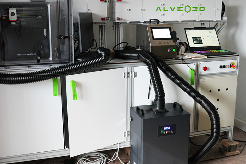 Le filtre FE-350-HEPA14 atteint une efficacité moyenne de filtration de 99,52 %, capturant des nanoparticules ultrafines de 10 à 200 nm générées lors de l’impression 3D ASA à haute température afin de garantir un environnement de travail plus propre et plus sûr.