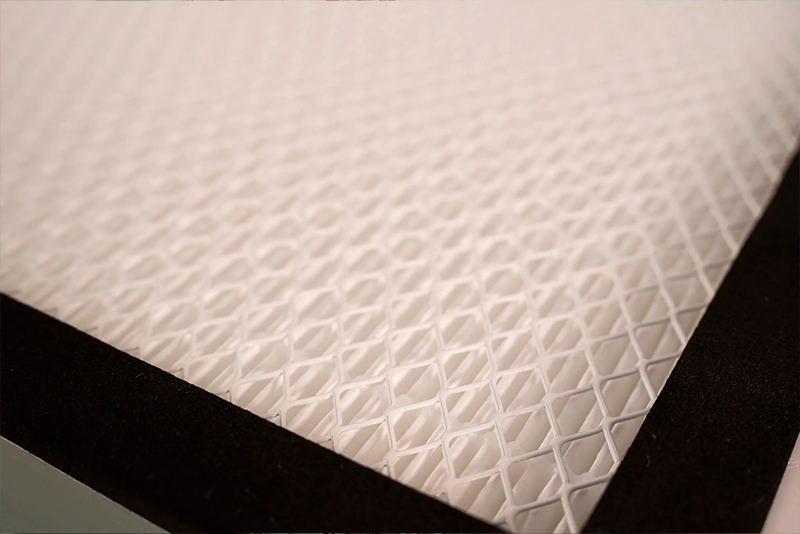 Le système de filtration FE150 combine des filtres HEPA13 pour FDM et HEPA14 pour résine, avec charbon actif et préfiltres en coton, dans des formats de 242 × 192 × 180 mm et des poids de 3,3 kg et 3,52 kg, atteignant une efficacité de filtration de ≥99,97 % pour les particules ≥0,3 µm en impression 3D professionnelle.