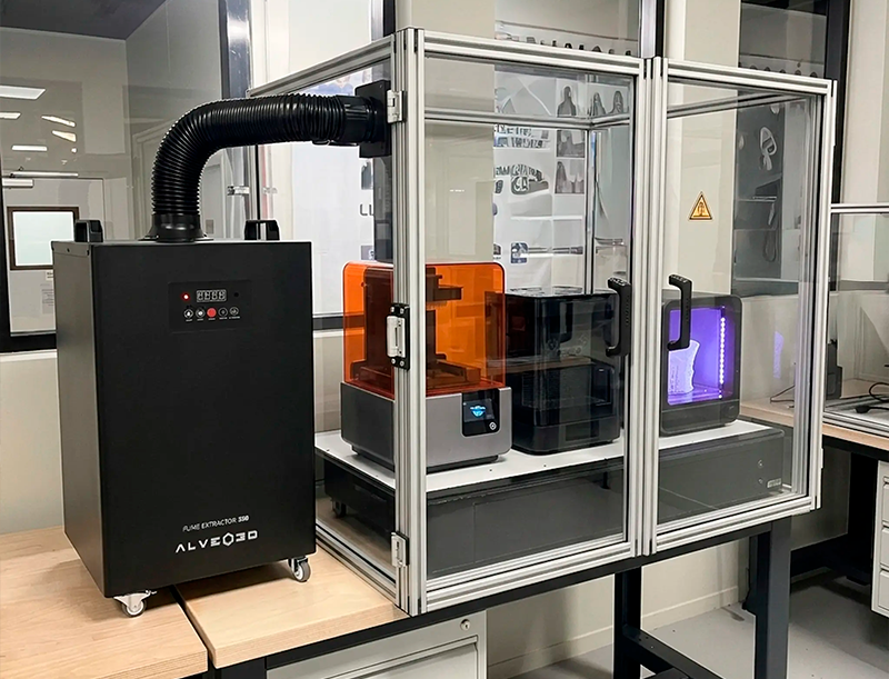 Le FE350 d’ALVEO3D est un extracteur de fumées professionnel haute performance destiné aux environnements exigeants tels que les ateliers de fabrication, laboratoires techniques, studios créatifs et espaces industriels nécessitant une extraction efficace en impression 3D, laser et production avancée.