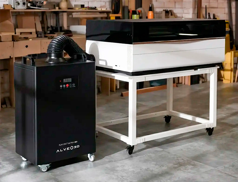 Le FE350 d’ALVEO3D intègre un système de filtration triple avec une efficacité de 99,97 %, capable de capturer des particules jusqu’à 0,3 μm, incluant fumées, odeurs, COV et particules ultrafines en environnements industriels d’impression 3D, laser et soudure.