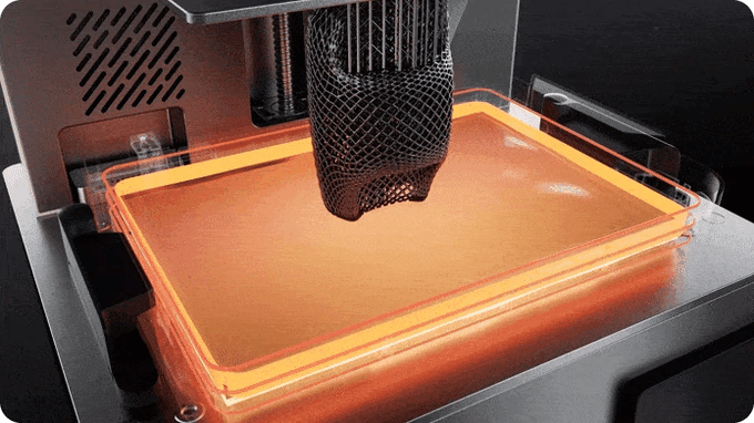 La Photon P1 maintient la résine à une température optimale jusqu’à 40 °C, garantissant un durcissement uniforme et un taux de réussite élevé même avec des matériaux haute viscosité.
