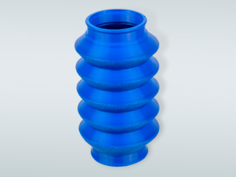 Un flextube imprimé en 3D avec le filament bleu Ultrafuse TPC 45D