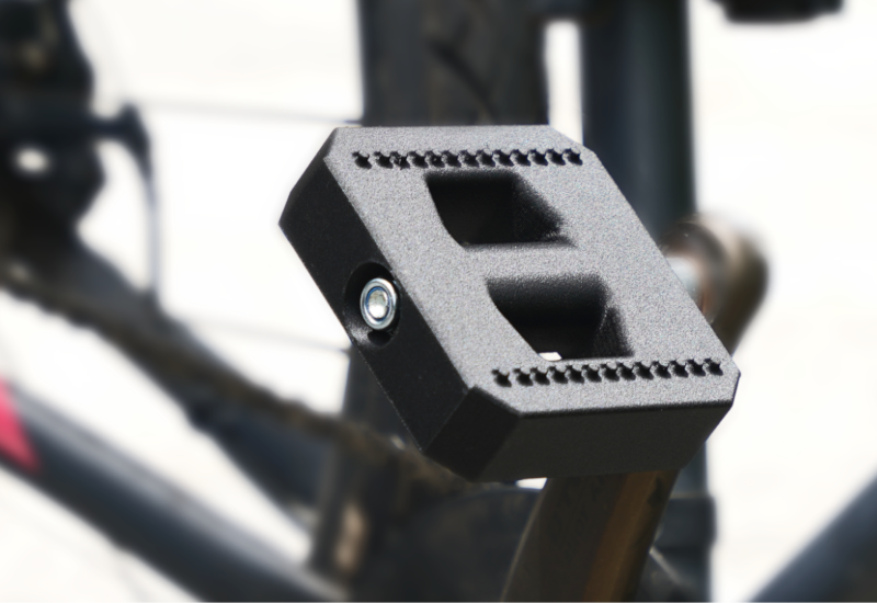 PA6-GF destaca-se pela alta resistência ao calor e estabilidade dimensional, mantendo suas propriedades mesmo em altas temperaturas, ideal para aplicações industriais e automotivas exigentes.