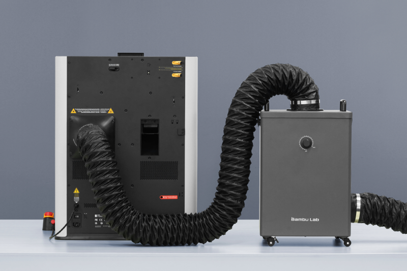 O purificador de fumaça tem um design compacto e grande capacidade, integrando-se facilmente com os modelos Bambu Lab H2D Laser e H2S Laser para maior eficiência.