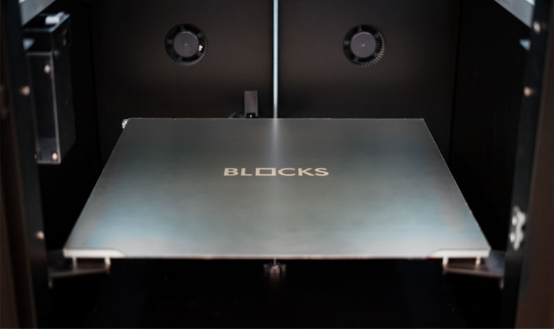 The RF50 features an advanced bed with auto-leveling, precise Z-axis adjustment, flexible plate for easy removal, and uniform temperature for optimal adhesion.