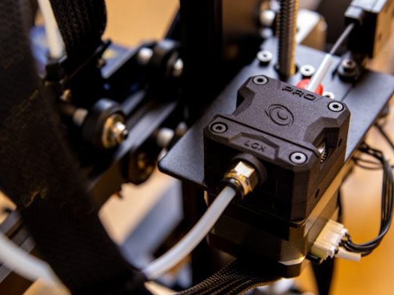 Il LGX Extruder utilizzato in una configurazione Bowden