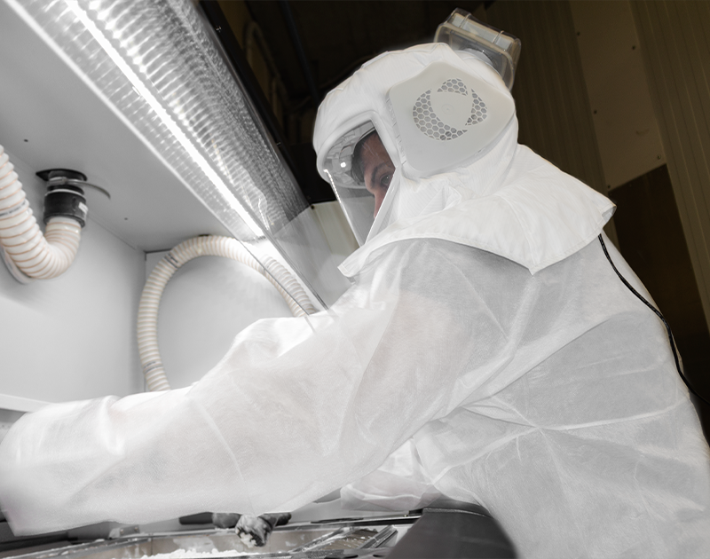 En impression 3D industrielle, les poudres métalliques et polymères peuvent rester en suspension et affecter la santé respiratoire. Clyype crée une barrière active avec ventilation assistée qui maintient l'air propre et sûr à l'intérieur de l'équipement.