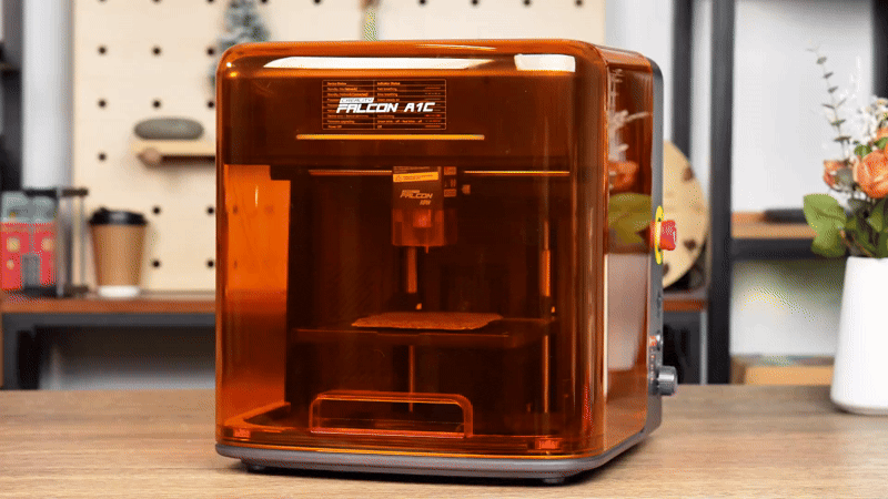 Focagem automática real sem necessidade de ajustes manuais. Basta colocar o material e ativar a função para que a máquina determine automaticamente a altura ideal.