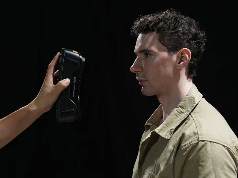 Lo scanner 3D Sermoon X1 utilizza luce strutturata NIR per scansionare grandi superfici senza marcatori, ideale per la modellazione rapida di oggetti medi e grandi.