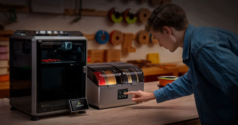 Le sécheur de filaments SpacePi X4 installé à côté de l'imprimante K1C.