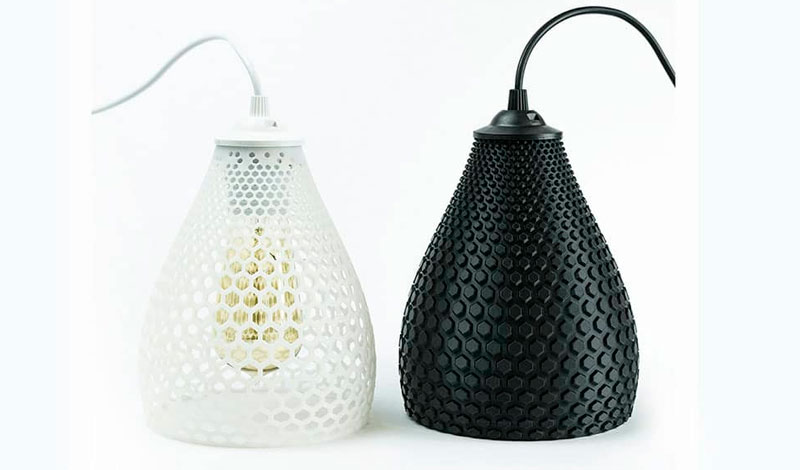 Lampes imprimées en 3D avec le filament ASA blanc et noir. Source : CreatBot