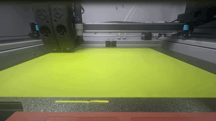 In the D400 HS, the first layer defines the quality of the entire print. Its automatic mesh bed leveling system ensures perfect adhesion and a uniform surface across the entire build volume.