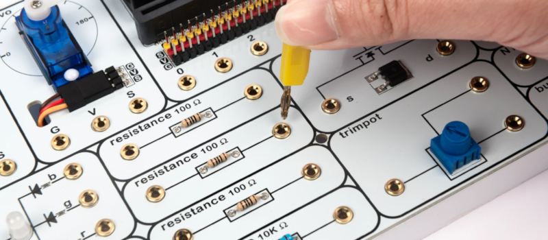 Using banana connectors makes the process safe and accessible