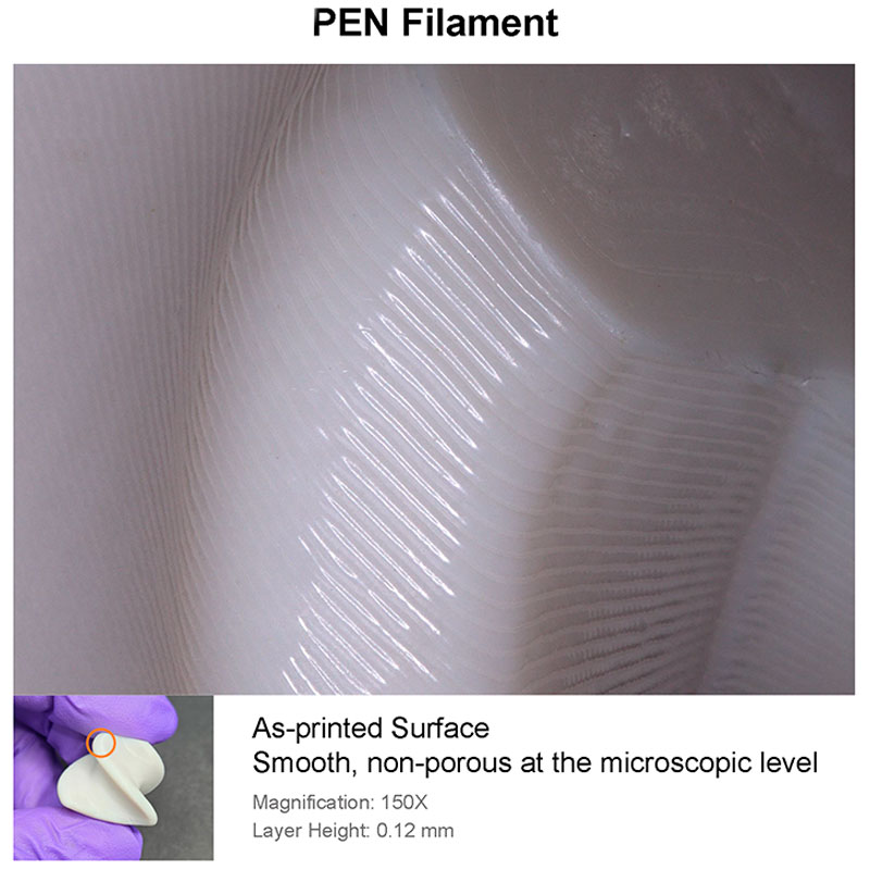 Surface de filament PEN imprimée en 3D à l’état « as-printed », présentant une finition lisse et non poreuse au niveau microscopique. L’image, capturée avec un grossissement de 150× et une hauteur de couche de 0,12 mm, met en évidence l’uniformité et la continuité des lignes de dépôt du matériau.