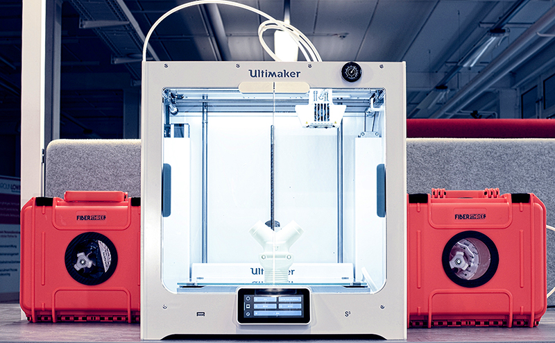 Impressora 3D Ultmaker com caixas Fiber Three.