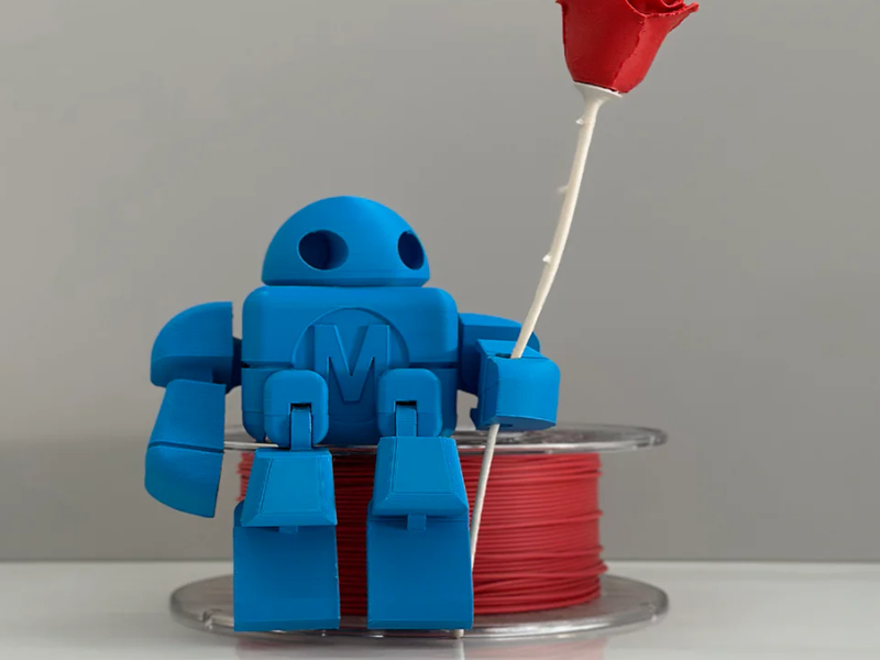 Robot avec rose imprimé en 3D avec les couleurs Ocean Blue et Crimson Red du filament rPLA Prime