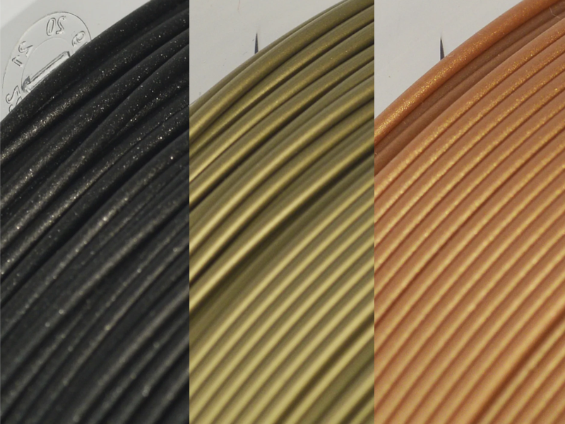 La finition de surface du rPLA Satin en Cosmic Black, Gilded Gold et Brushed Bronze