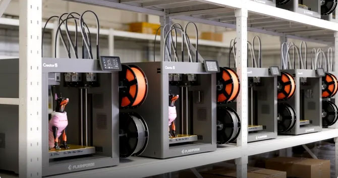 La impresora 3D Creator 5 puede integrarse fácilmente en grandes procesos de impresión, ofreciendo estabilidad, eficiencia y un rendimiento constante en producciones de mayor escala. Fuente: Flashforge