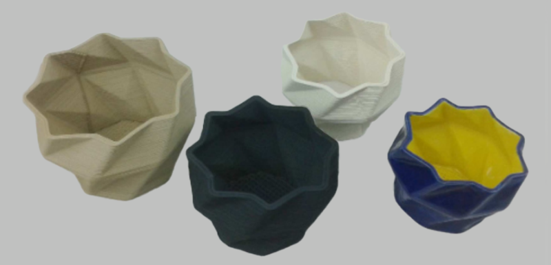 Von links nach rechts, Teil, das mit dem Lay Ceramic-Pulver nach Entbinderungs-, Sinter- und Emailierungsprozess 3D-gedruckt wurde