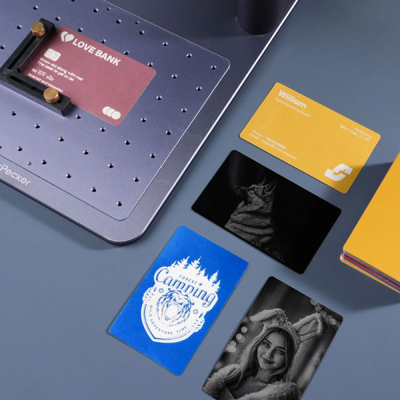 Aluminiumkarten können für Visitenkarten, Geschenkkarten oder andere kreative Stücke verwendet werden.
