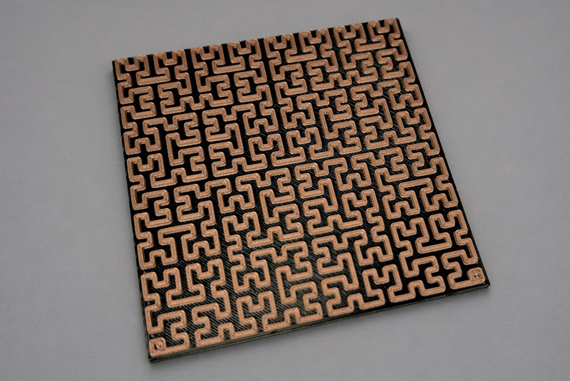 calentador resistivo impreso en 3D, donde la geometría meandriforme está diseñada para controlar la resistencia y generar calor de forma uniforme usando el filamento conductivo Electrifi.