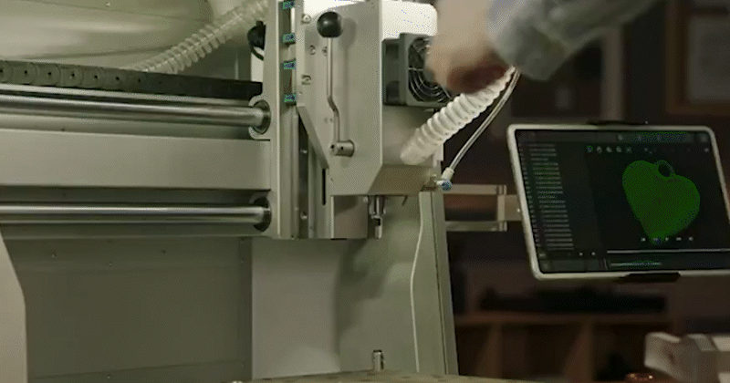 La máquina CNC Carvera Air cuenta con un sistema de cambio rápido de brocas.