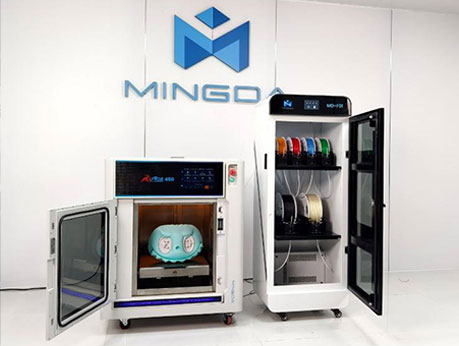 Impressora Mingda Raptor 450 ao lado de um módulo multimaterial