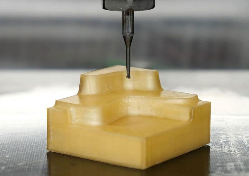 La Lucy 300Y offre une précision dimensionnelle élevée avec des tolérances de ±0,05 mm, permettant de fabriquer des pièces jusqu'à 10 fois plus précises qu'avec l'impression 3D FDM, adaptée aux applications techniques exigeantes.