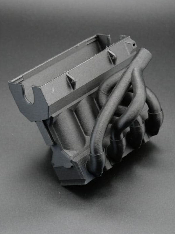 La Namma ANA 300X HT permet de fabriquer des prototypes fonctionnels, des outillages, des moules, des pièces finales et des petites séries avec des matériaux hautes performances tels que le PEEK, le PEI-CF et le PEKK-CF. Elle produit des pièces précises et personnalisées et constitue une alternative viable à des matériaux traditionnels tels que l’aluminium dans certaines applications industrielles.