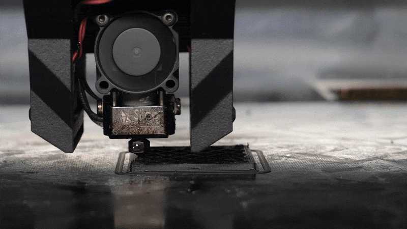La Lucy 300Y intègre dans une même machine l'impression 3D et l'usinage CNC, automatisant le processus hybride de la fabrication additive à l'usinage et à l'obtention de la pièce finale.