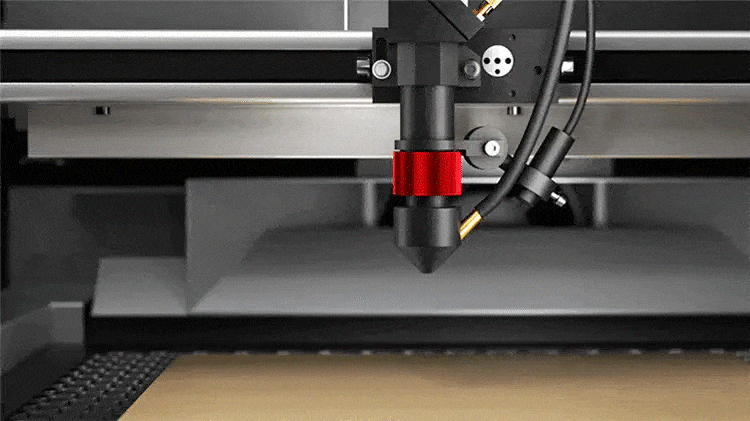 La tête laser de notre graveuse CO2 K40 permet un réglage flexible de la mise au point pour des matériaux de différentes épaisseurs.