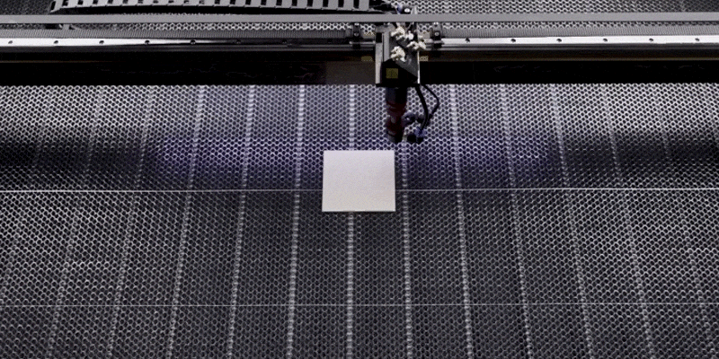 .Les machines de découpe et de gravure laser de la série MAX d'OMTech offrent des tables de travail réglables en hauteur, pour travailler avec une efficacité maximale sur différents matériaux