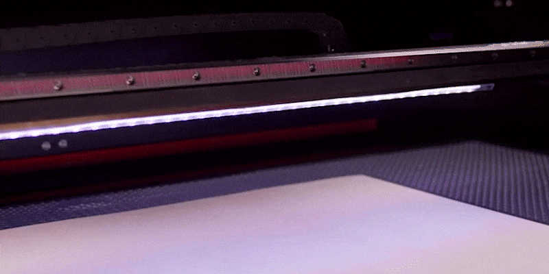 Toutes les découpeuses OMTech de la série MAX offrent un réglage automatique du laser.