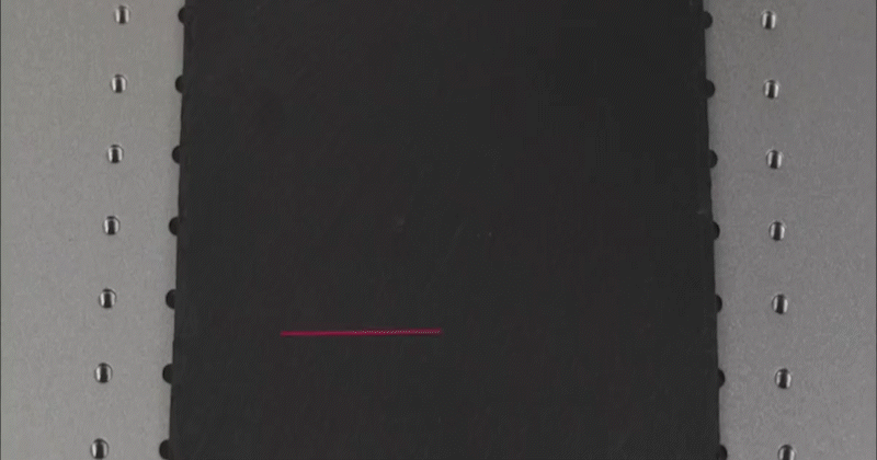 La graveuse à laser fibre OMTech possède une fonction puissante de prévisualisation qui montre les dimensions exactes et la position de votre design avec un cadre laser rouge.