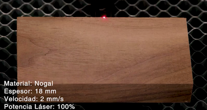Le Turbo-968 effectue des gravures laser rapides. Il permet également de couper le bois jusqu'à 18 mm et l'acrylique jusqu'à 20 mm.