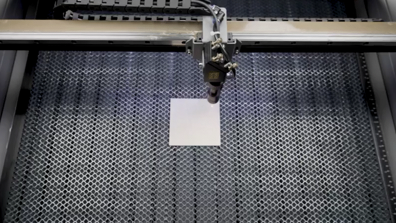 La table en nid d'abeille est idéale pour traiter les petites pièces, tandis que la table à barreaux en aluminium permet une configuration flexible pour graver le bois, l'acrylique ou le verre