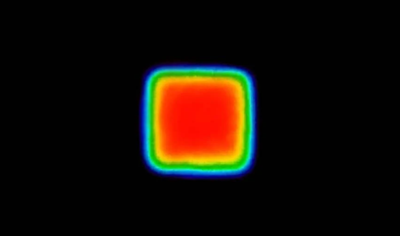 El punto de haz ajustable puede variar de 2000 µm a menos de 50 µm